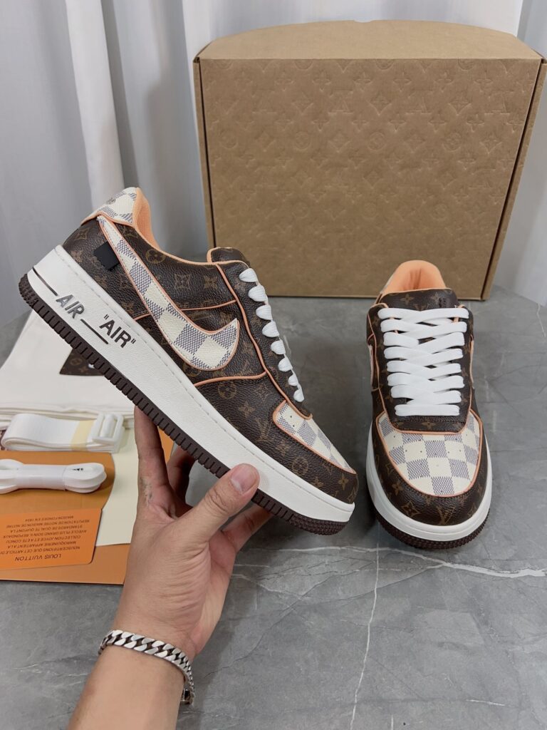 LV Woman Sneakers Monogram Brown