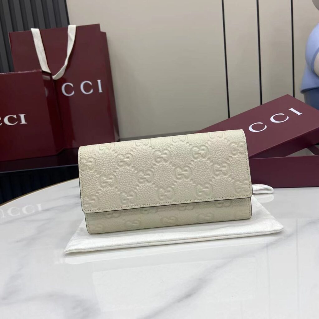 Gucci-Emblem-White-815922