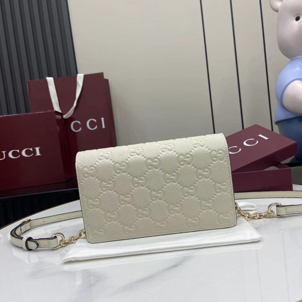 Gucci-Emblem-White-818705