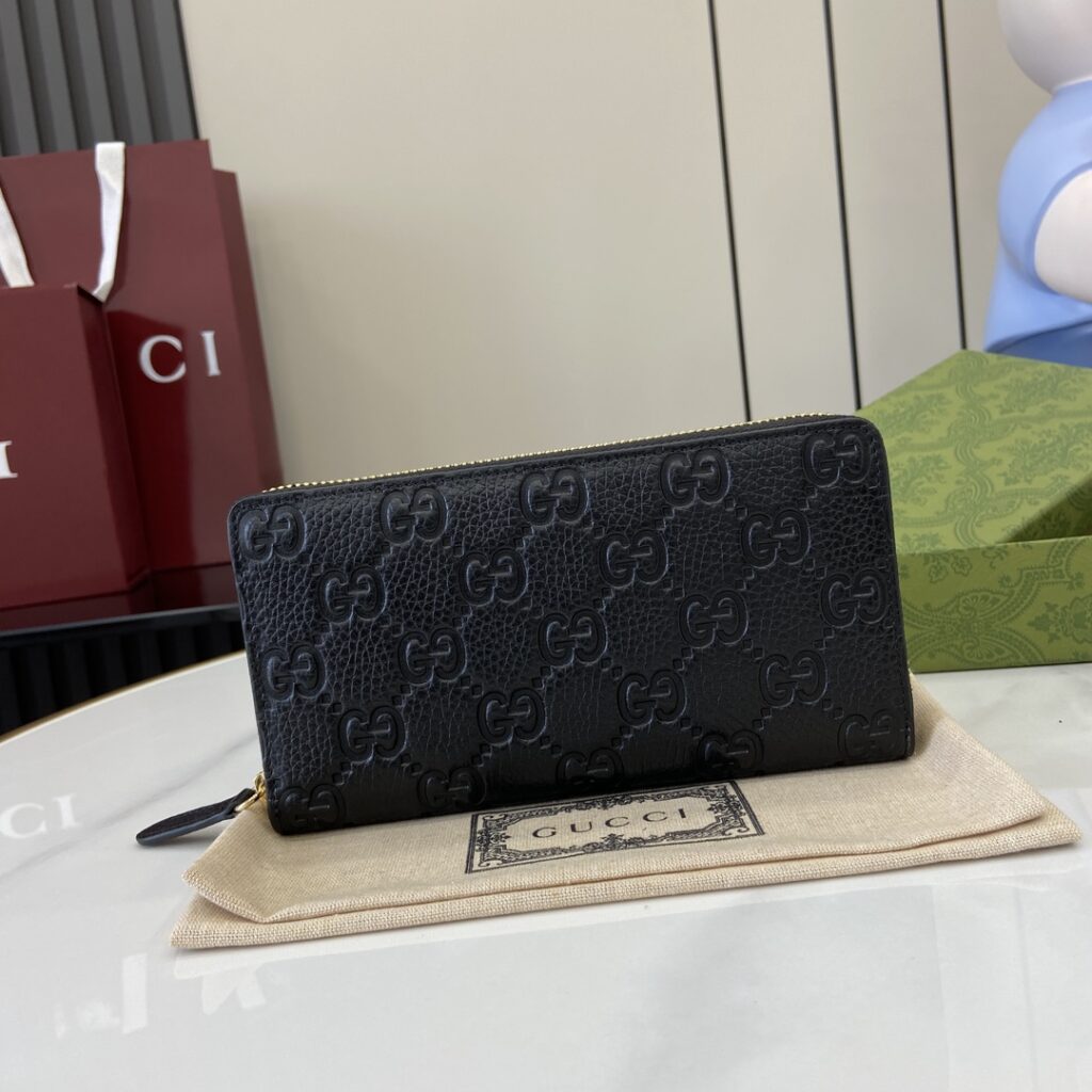 Gucci-Emblem-Black-821803