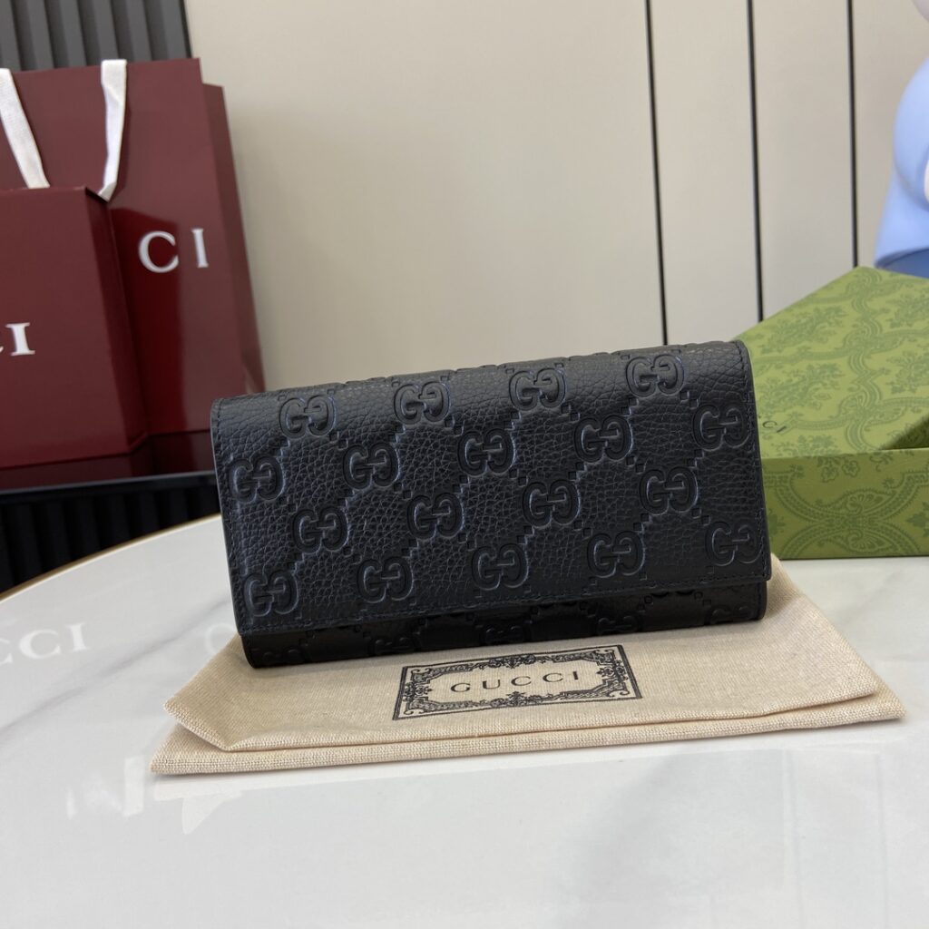 Gucci-Emblem-Black-815922