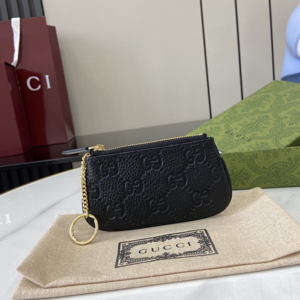 Gucci-Emblem-Black-815891