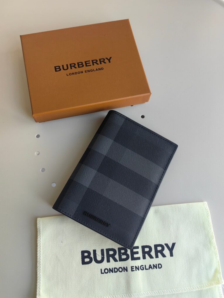 Burberry-Gary-Passport holder