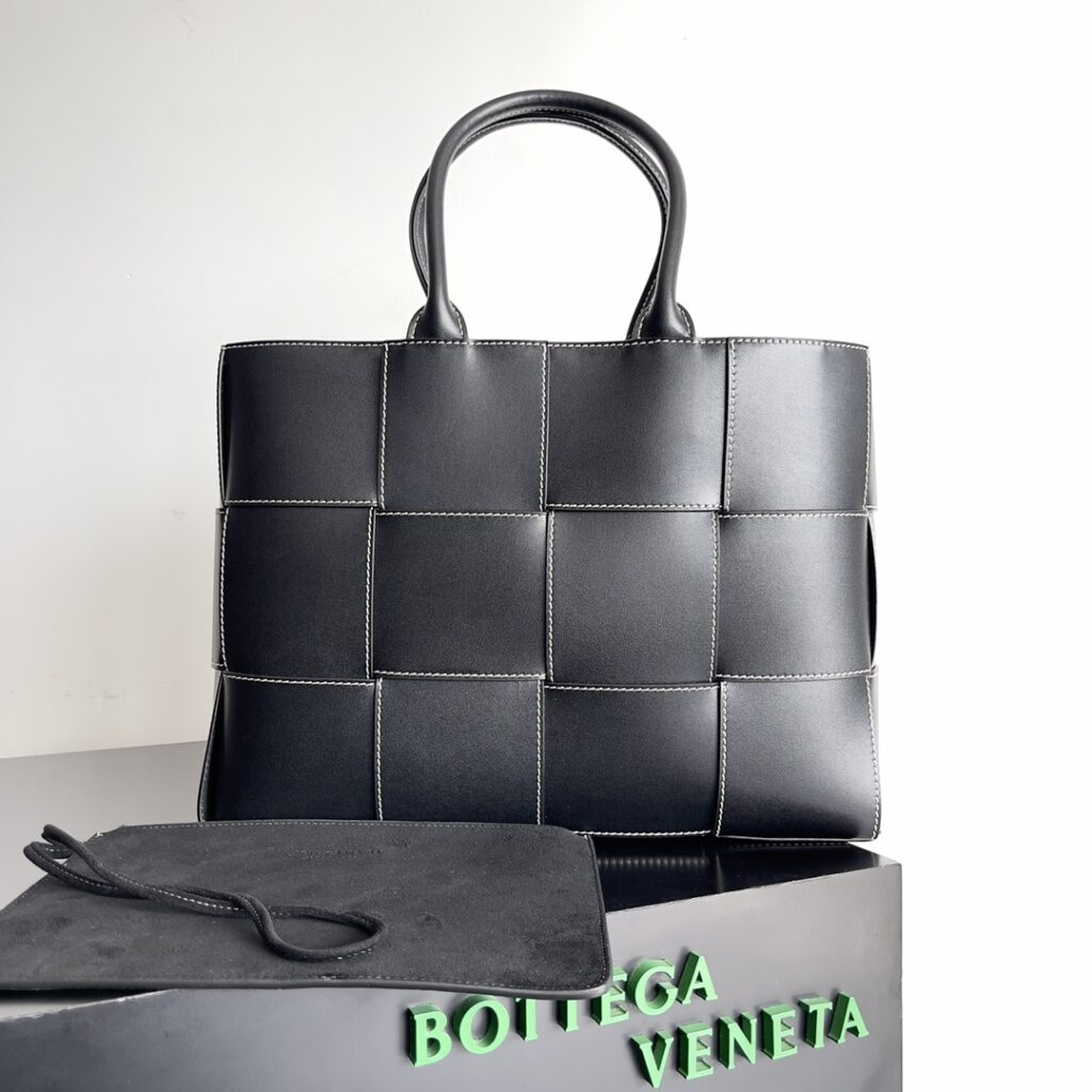 Bottega Veneta-Tote-Black