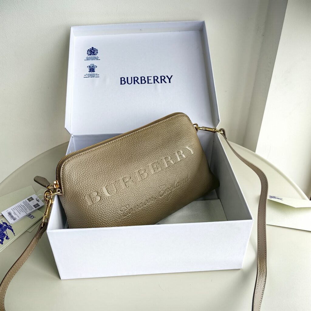 Burberry-Pochette-Tan