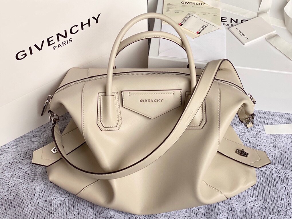 Givenchy-Antigona Soft-milky white