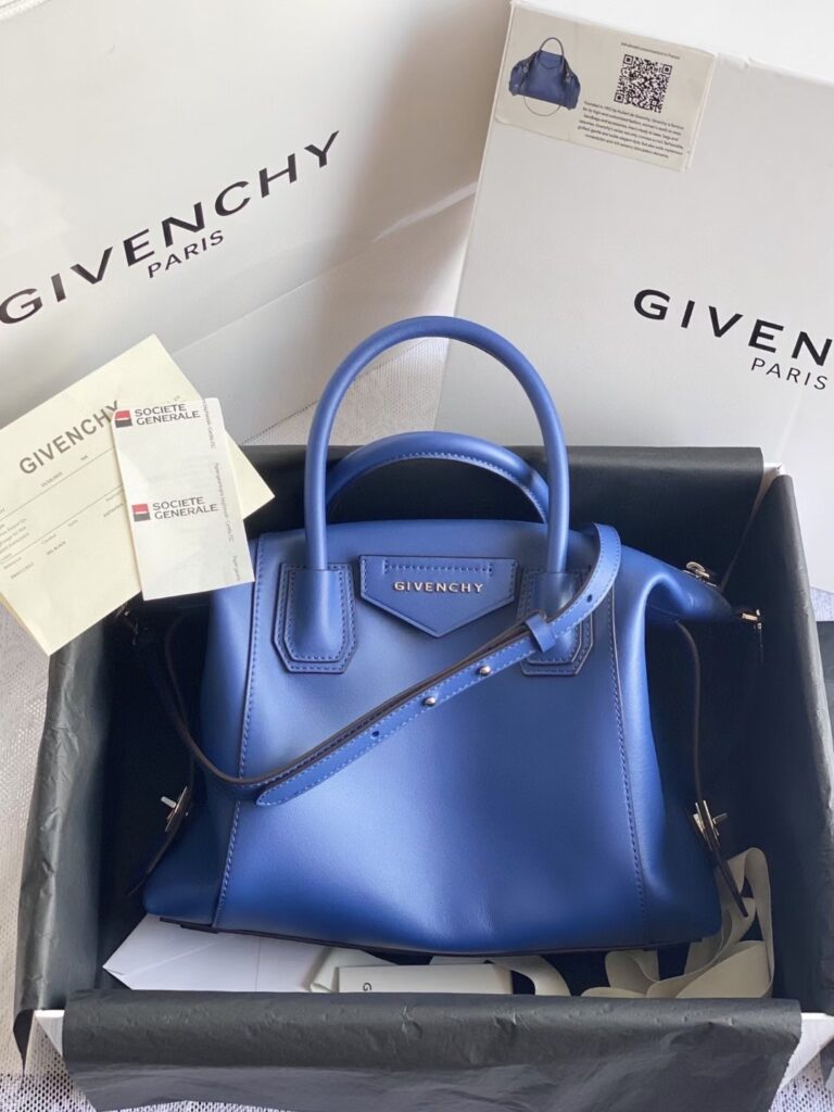 Givenchy-Antigona Soft-Blue
