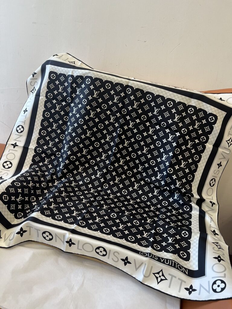 LV-Scarf