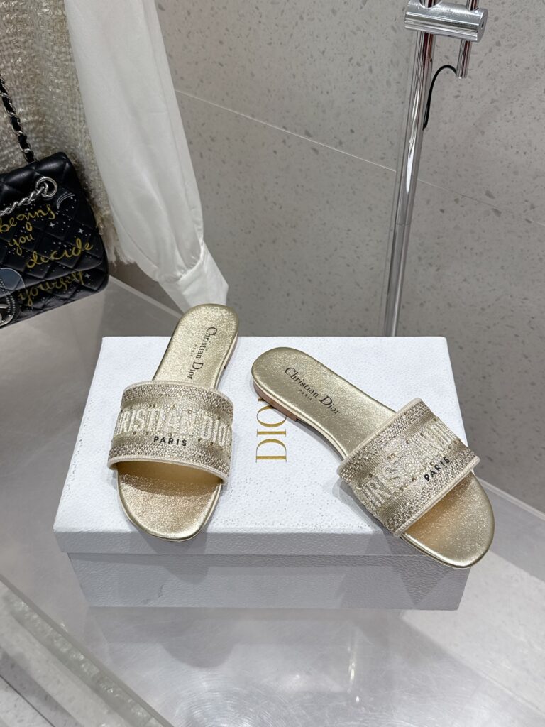 Dior Woman Flip Flops Gold（35-43）